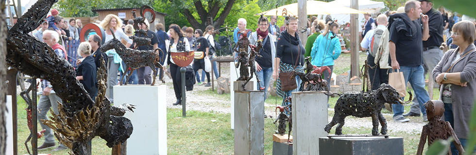 Ausstellung im Skulpturengarten; im Vordergrund Figuren von Horst Wendland